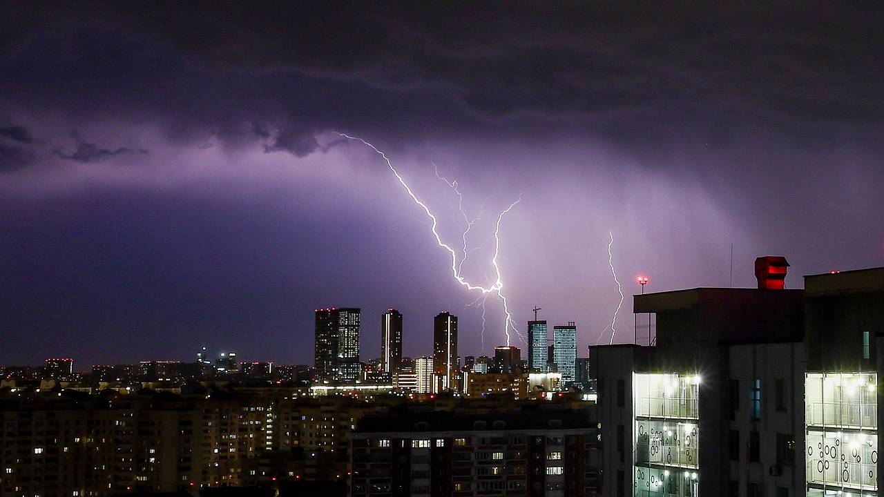 Москвичей предупредили о грозах