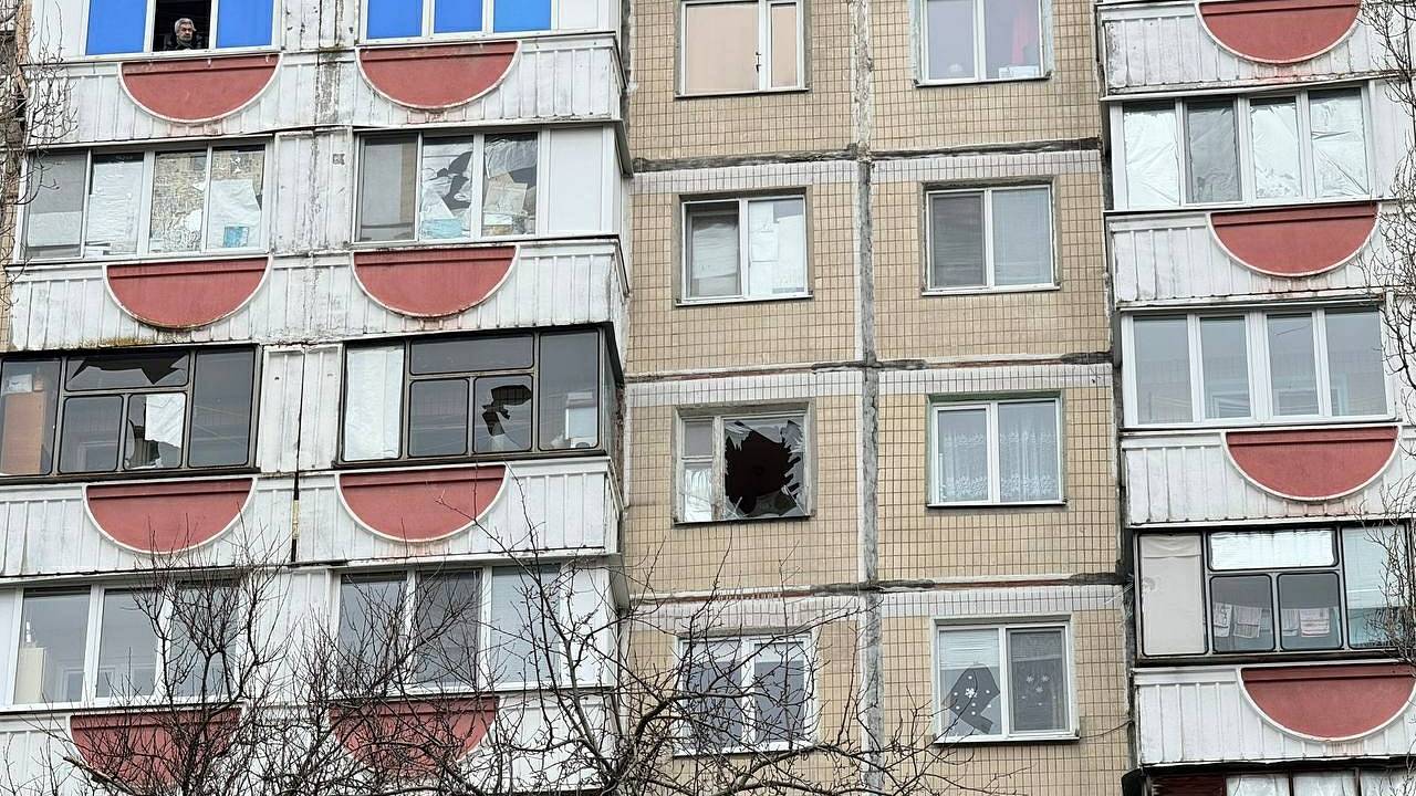 В российском городе при падении обломков ракет были повреждены многоквартирные дома