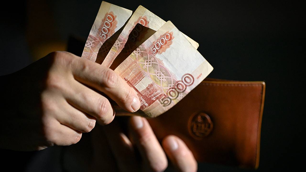 Россияне назвали два популярных способа хранить деньги