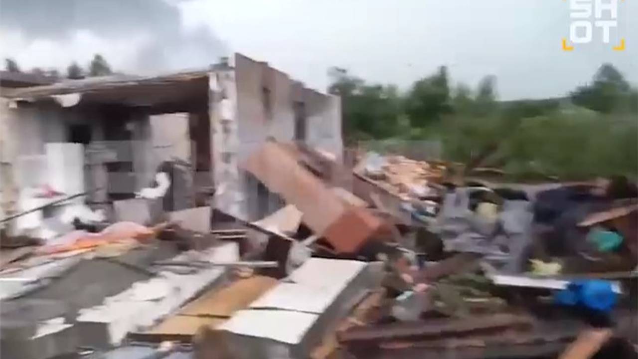 Разрушительные последствия торнадо в российском регионе попали на видео