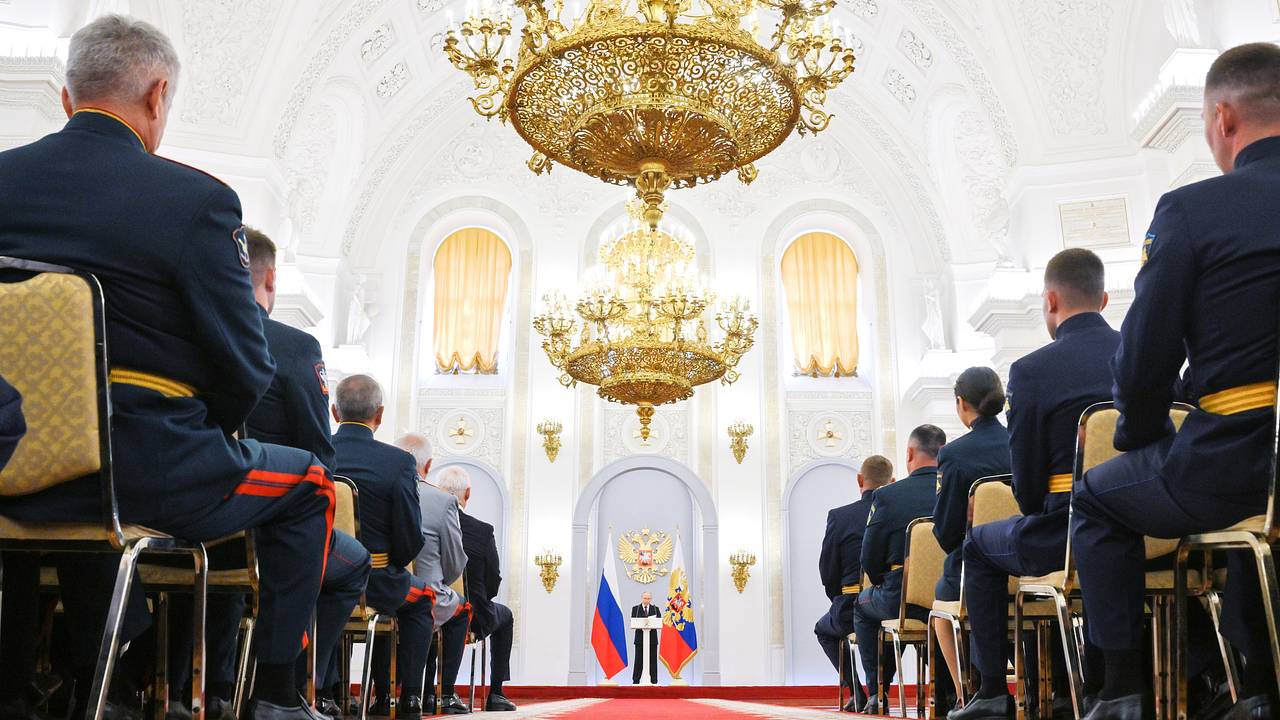 Путин обратился к военным со словами о России