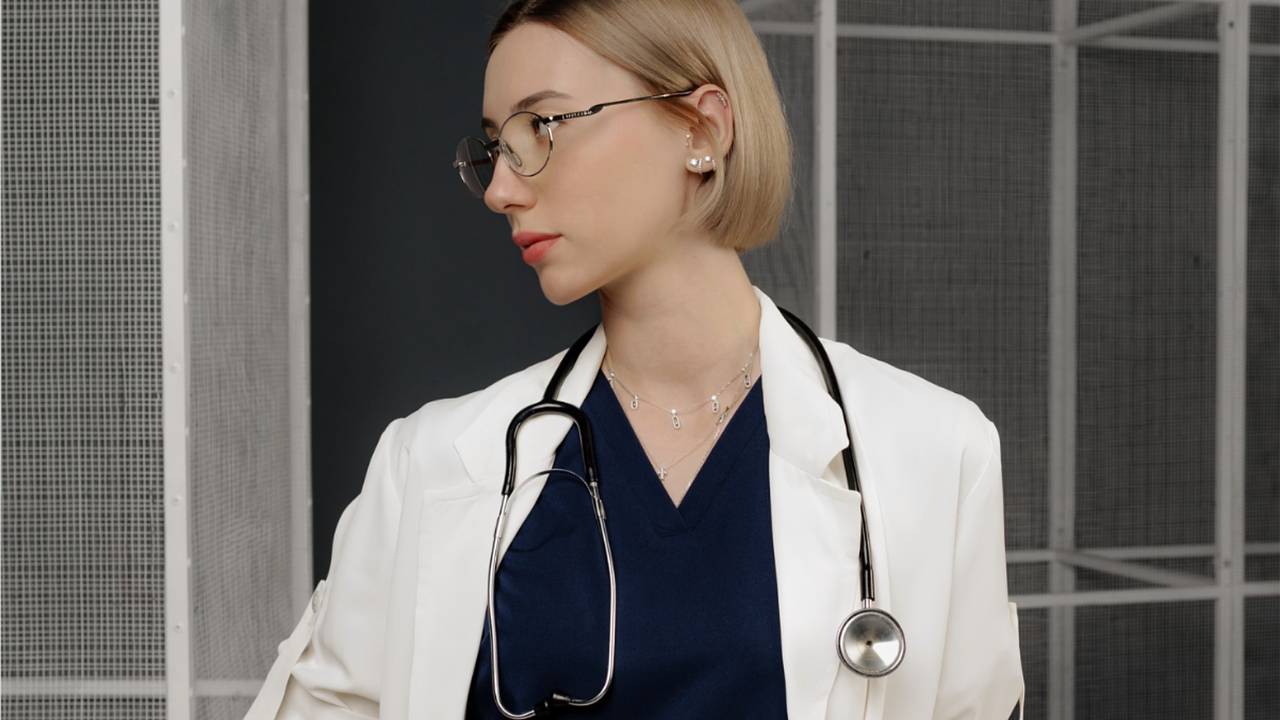 Дочь Валерия Меладзе стала врачом и показала фото в медицинской форме Дочь Валерия Меладзе стала врачом и показала фото в медицинской форме