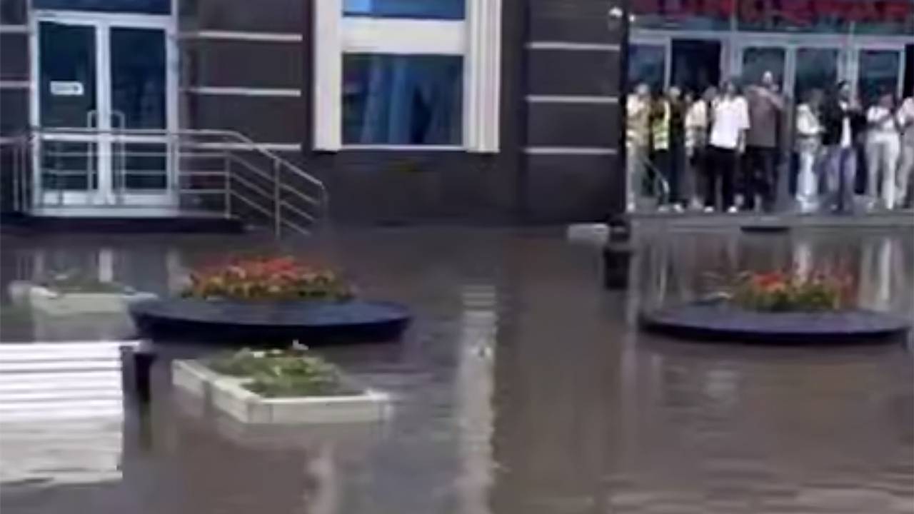 Клумбы поплыли по улицам российского города после дождя
