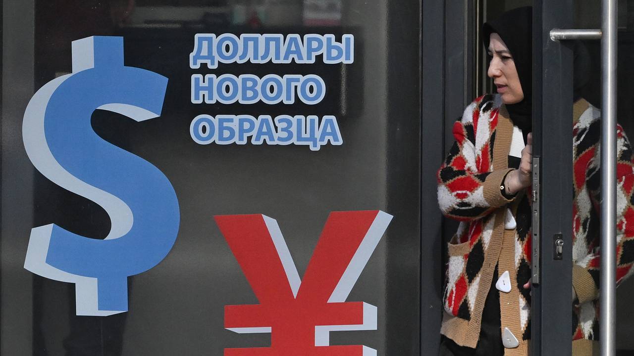 Укрепление доллара к рублю объяснили
