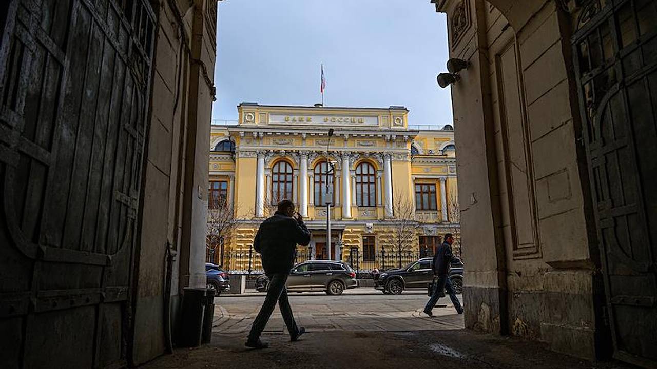 Аналитик связал решения Банка России по ставке и обвал рынка акций