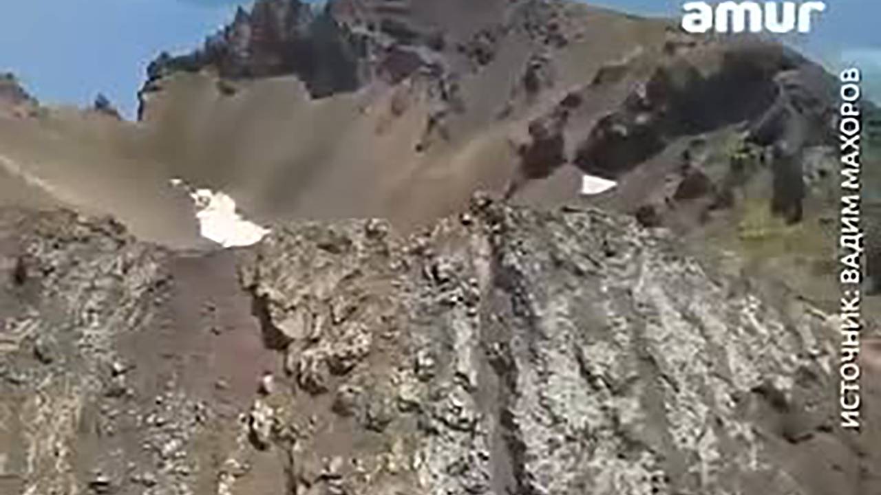 Медведи-альпинисты покорили вулкан в России и попали на видео