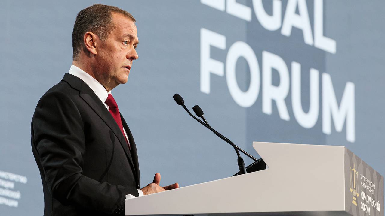 Медведев пошутил про дождь