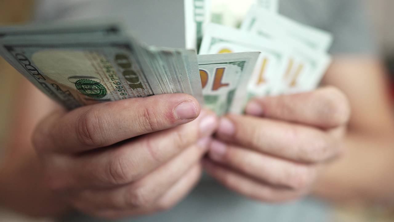 Россияне бросились за валютой Россияне бросились за валютой
