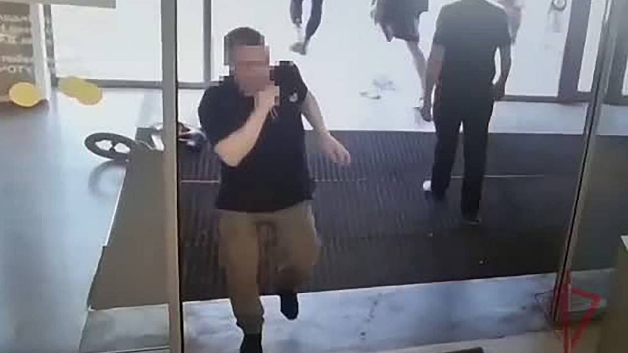 Шатающийся с ножом у горла мужчина попал на видео в торговом центре Москвы