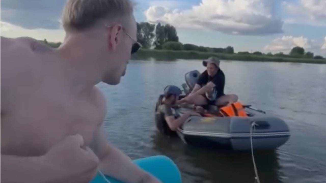 Панин спас застрявших посреди реки рыбаков