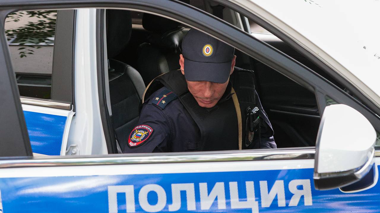 Москвичка обратилась в полицию из-за объятий соседа с маленькой девочкой во дворе