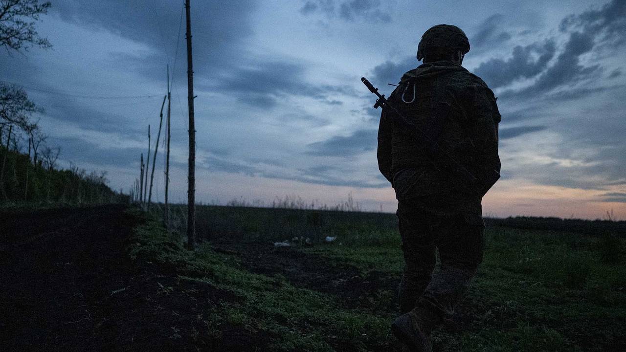 Боец СВО в одиночку несколько километров вез на тележке под обстрелами раненого сослуживца