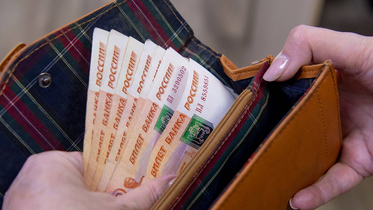Рублю предрекли сохранение колебаний