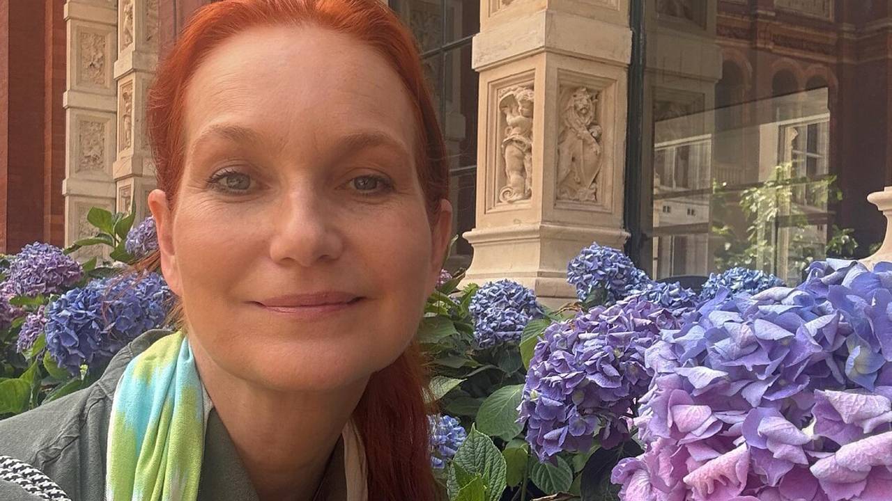 Ведущая шоу «Снимите это немедленно!» показала внешность без фильтров в честь 52-летия