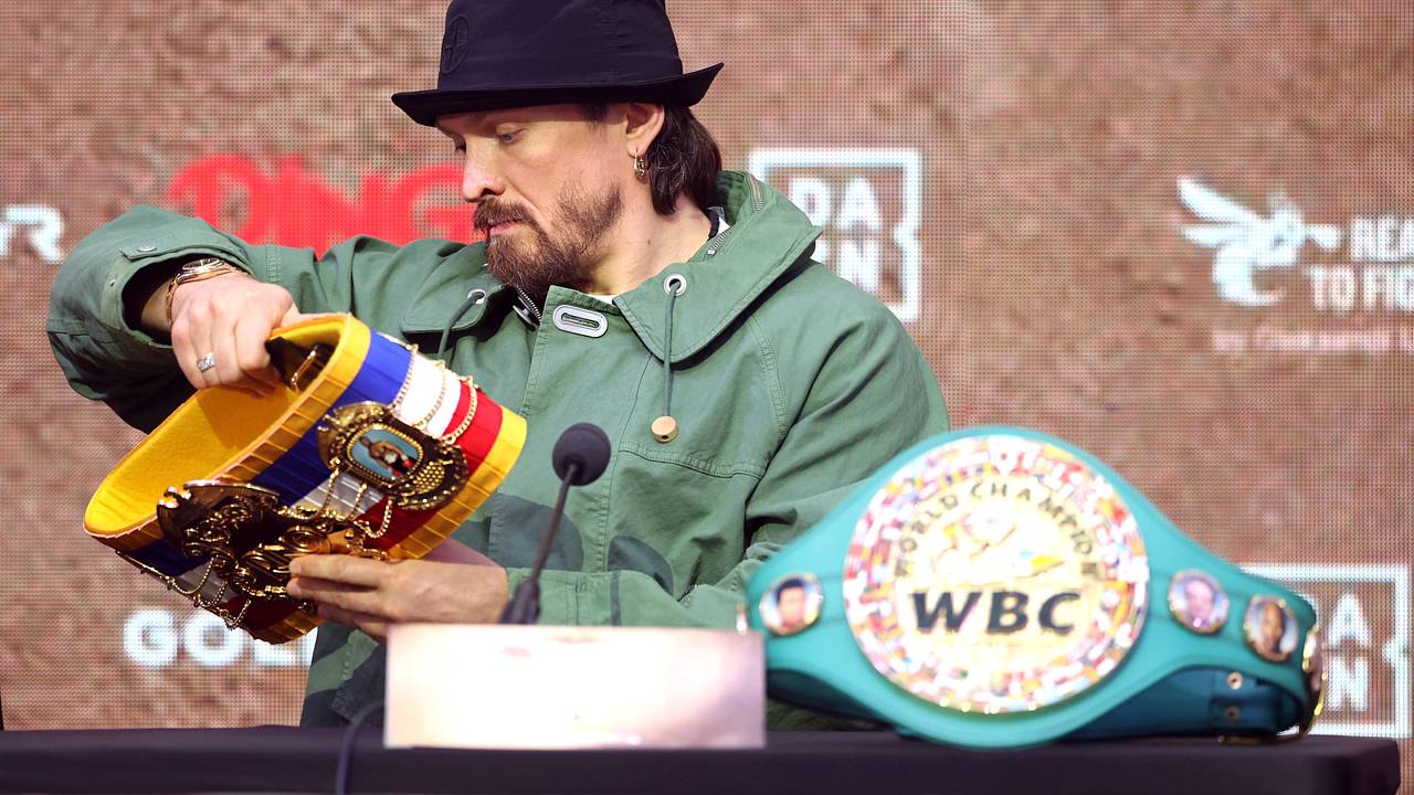 Усик объяснил отказ от чемпионских поясов Усик объяснил отказ от чемпионских поясов