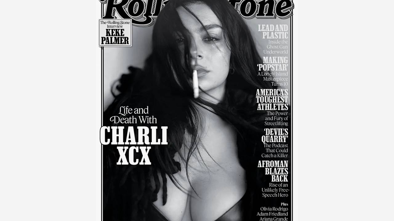 Charli XCX снялась для журнала в кожаном наряде с глубоким декольте