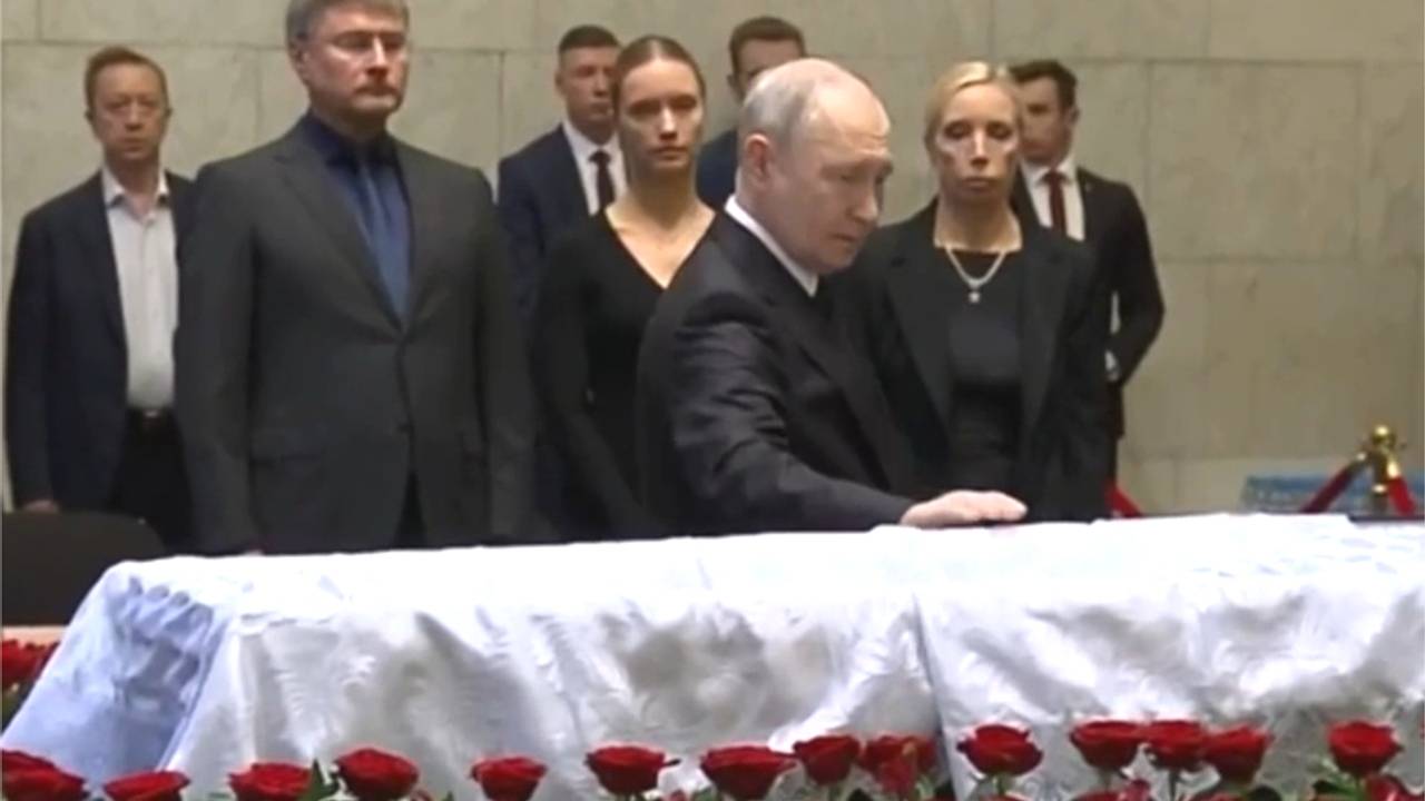 Появилось видео прощания Путина с бывшим министром обороны России Ивановым