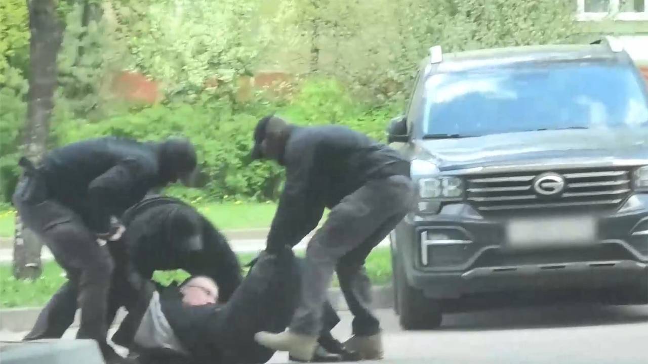 Наблюдение за мужчиной на российском кладбище попало на видео