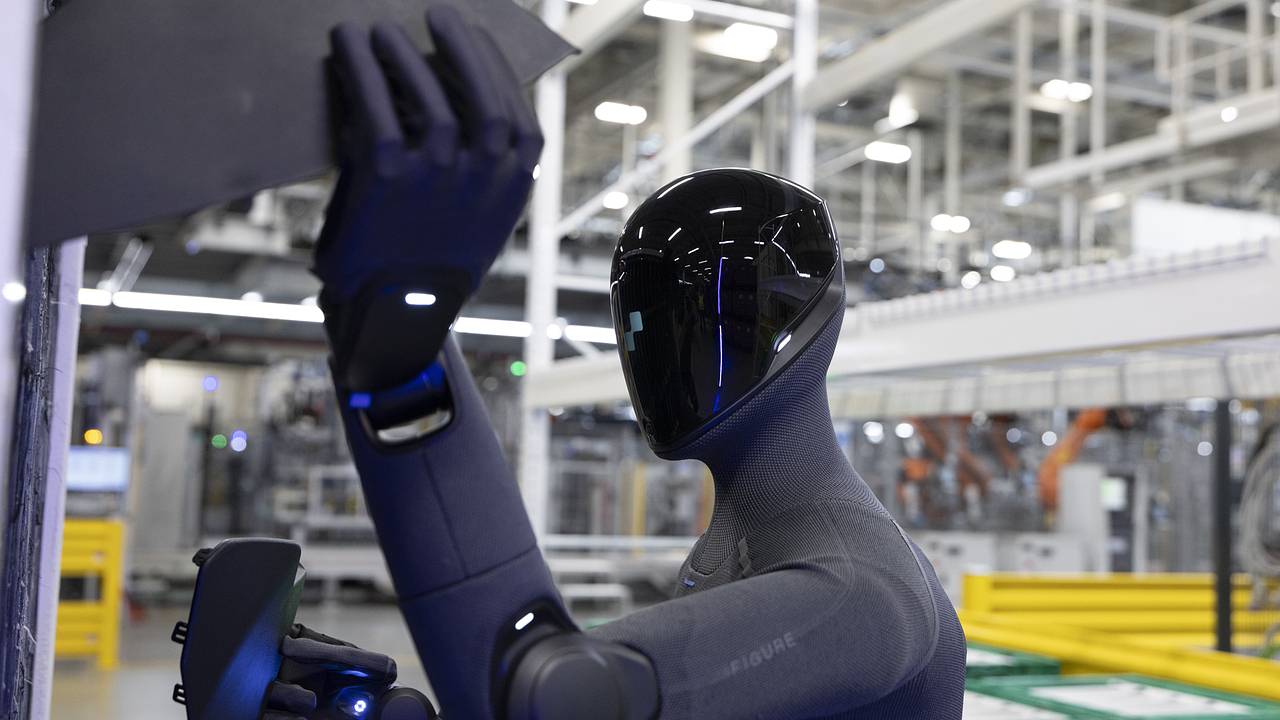На одном из заводов BMW к сборке машин привлекли необычных работников На одном из заводов BMW к сборке машин привлекли необычных работников