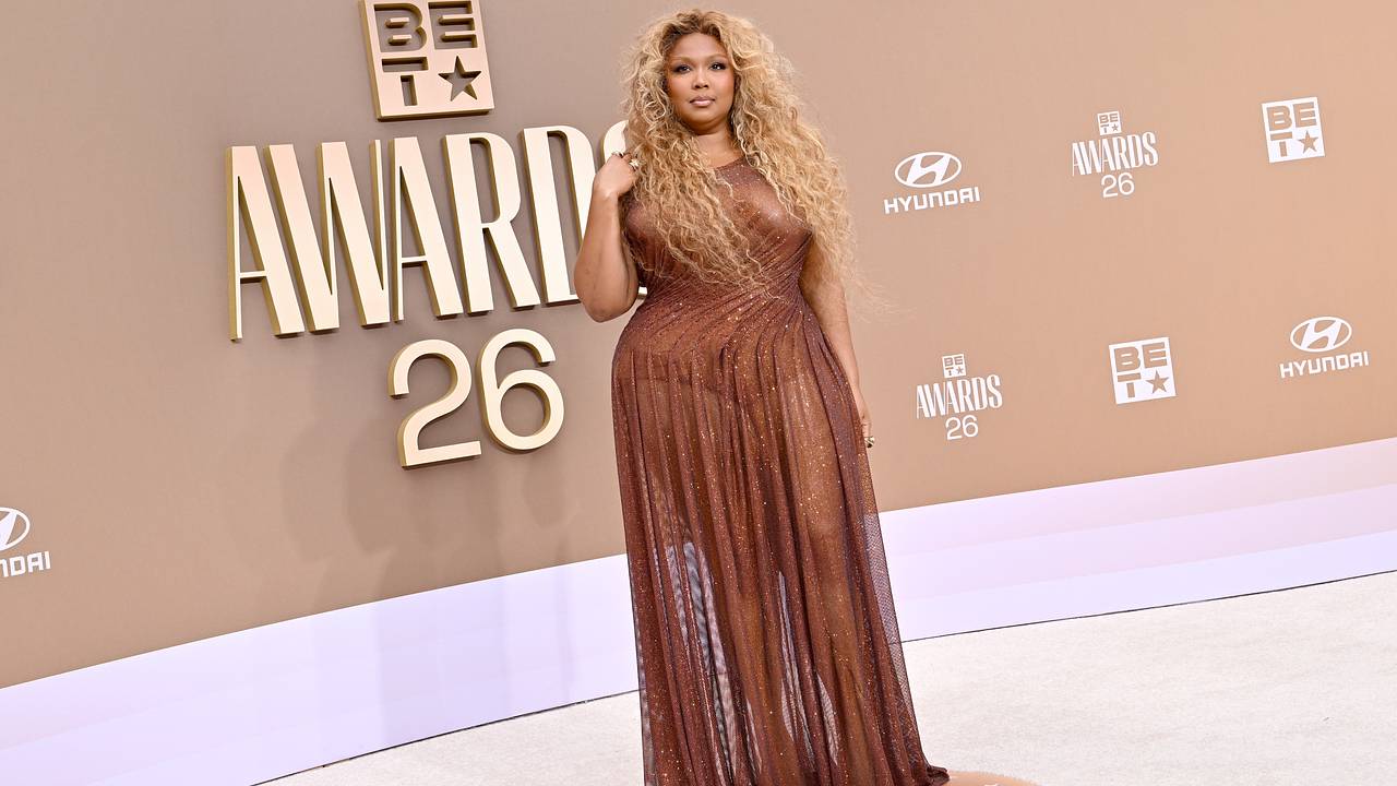 Похудевшая рэперша Lizzo в прозрачном платье пришла на премию