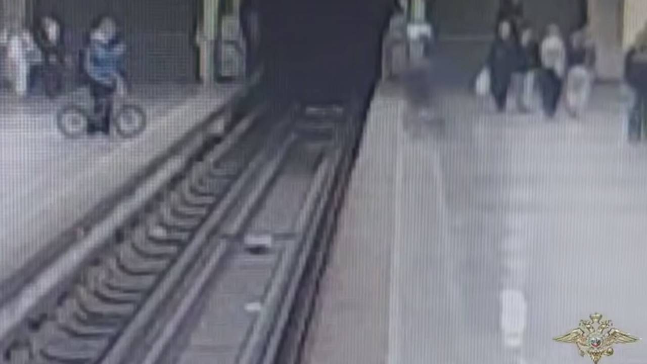 Опасный трюк на велосипеде в московском метро попал на видео Опасный трюк на велосипеде в московском метро попал на видео
