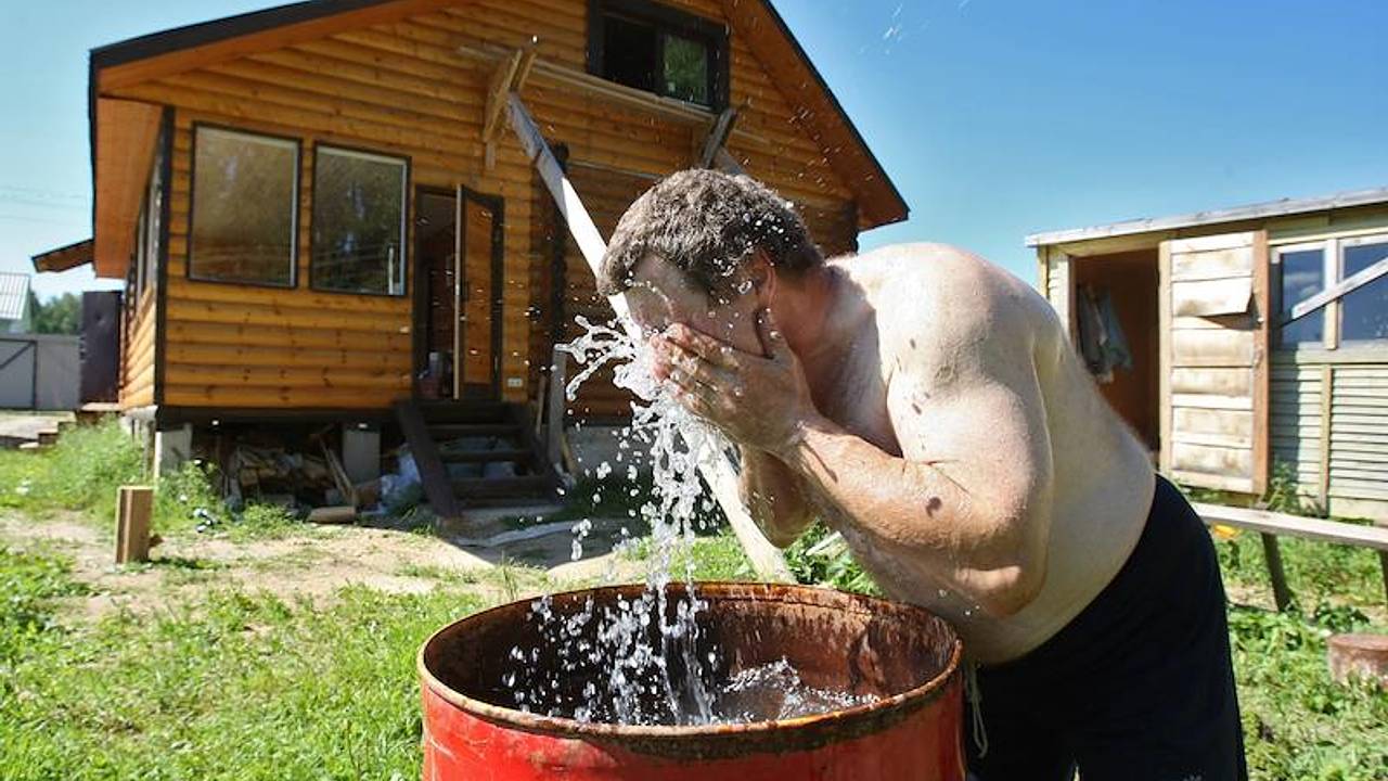Дачников попросили не пить воду из бочки на участке