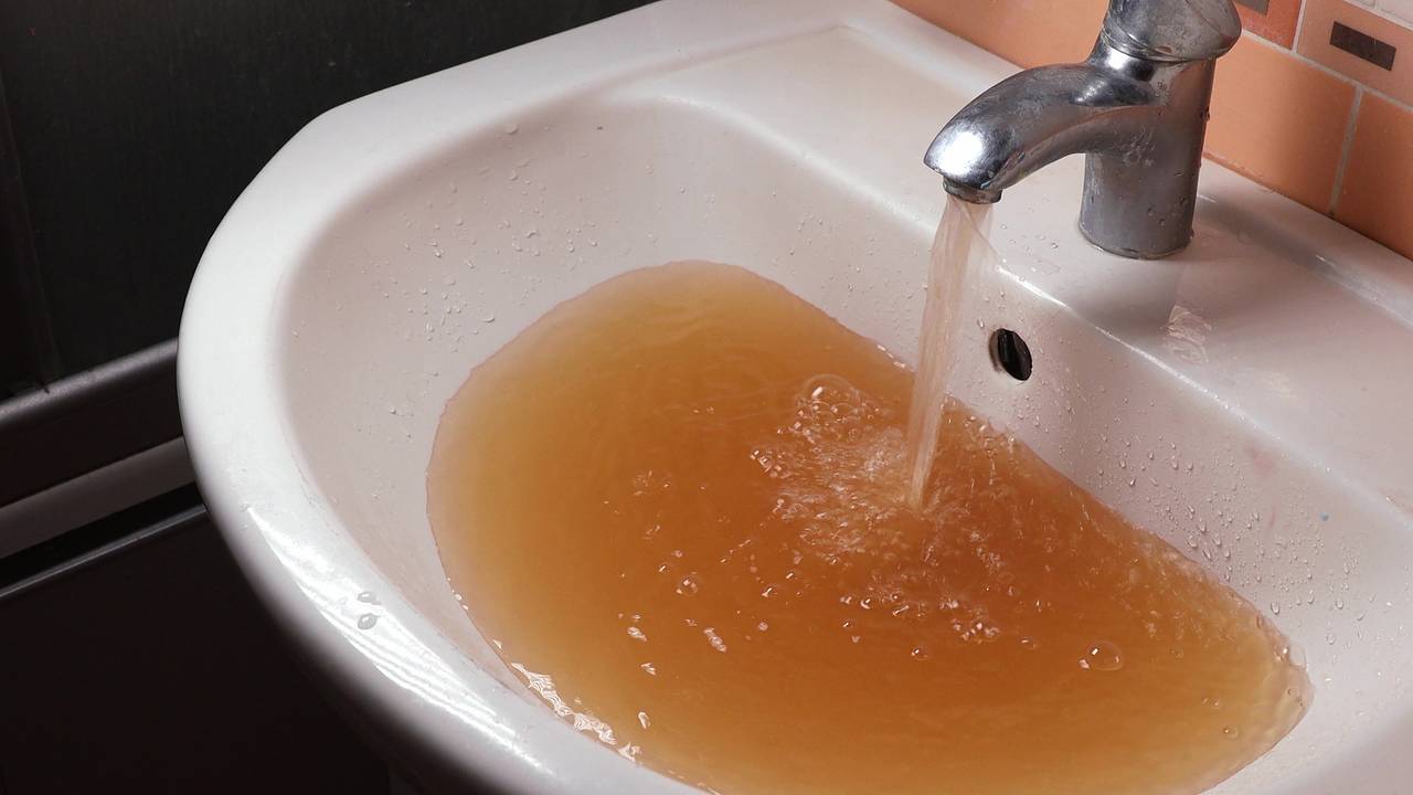 Рыжая вода с запахом фекалий полилась из кранов в российском городе Рыжая вода с запахом фекалий полилась из кранов в российском городе