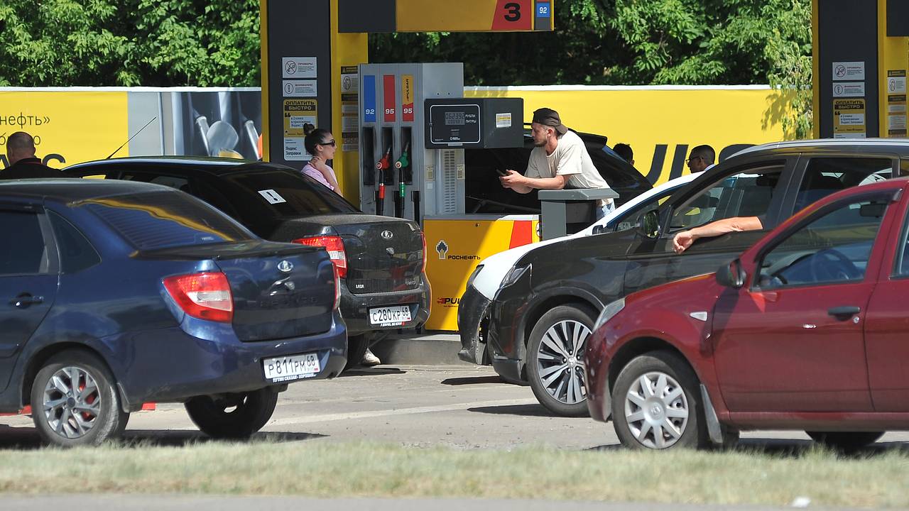 «Запасы есть. Не бесконечные». В регионах России вводят новые схемы продажи бензина. Как они работают?