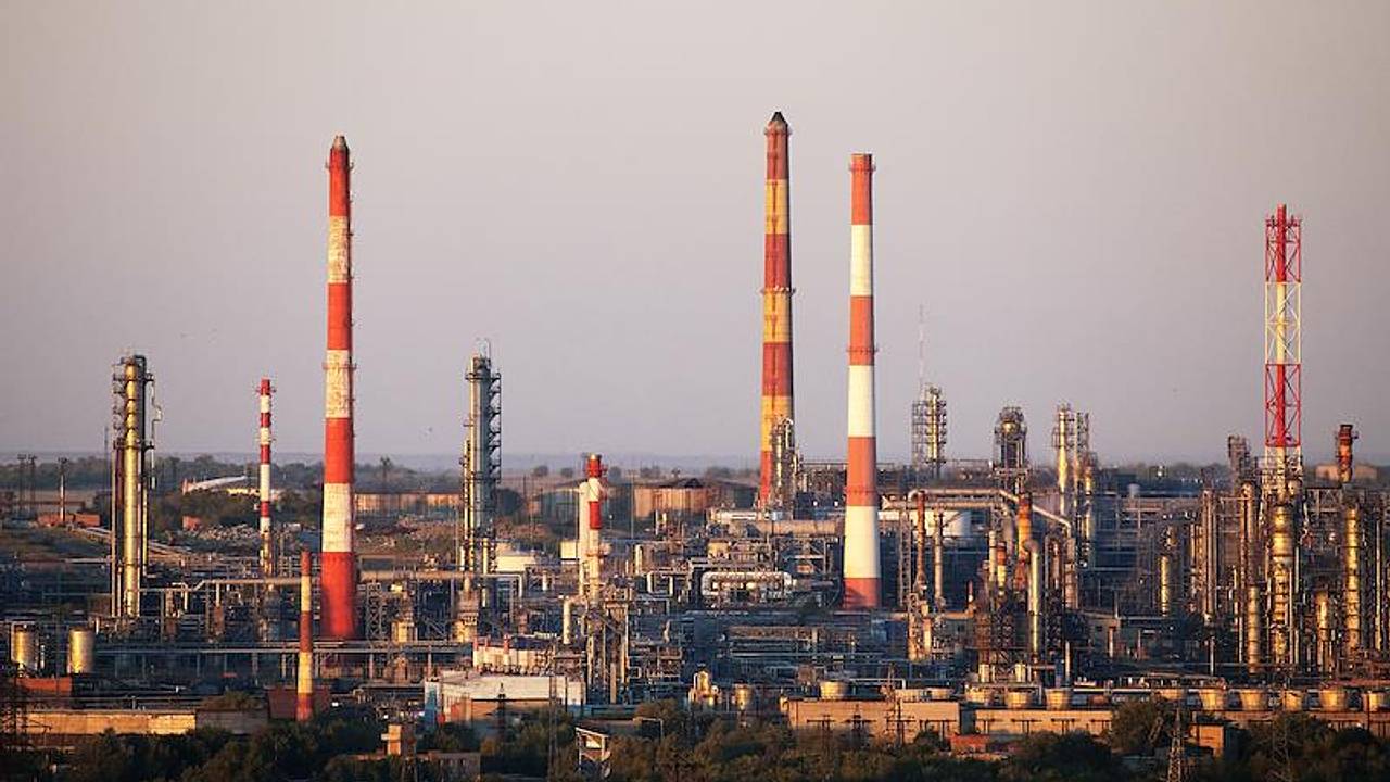 Возможность увеличения выпуска бензина в России оценили