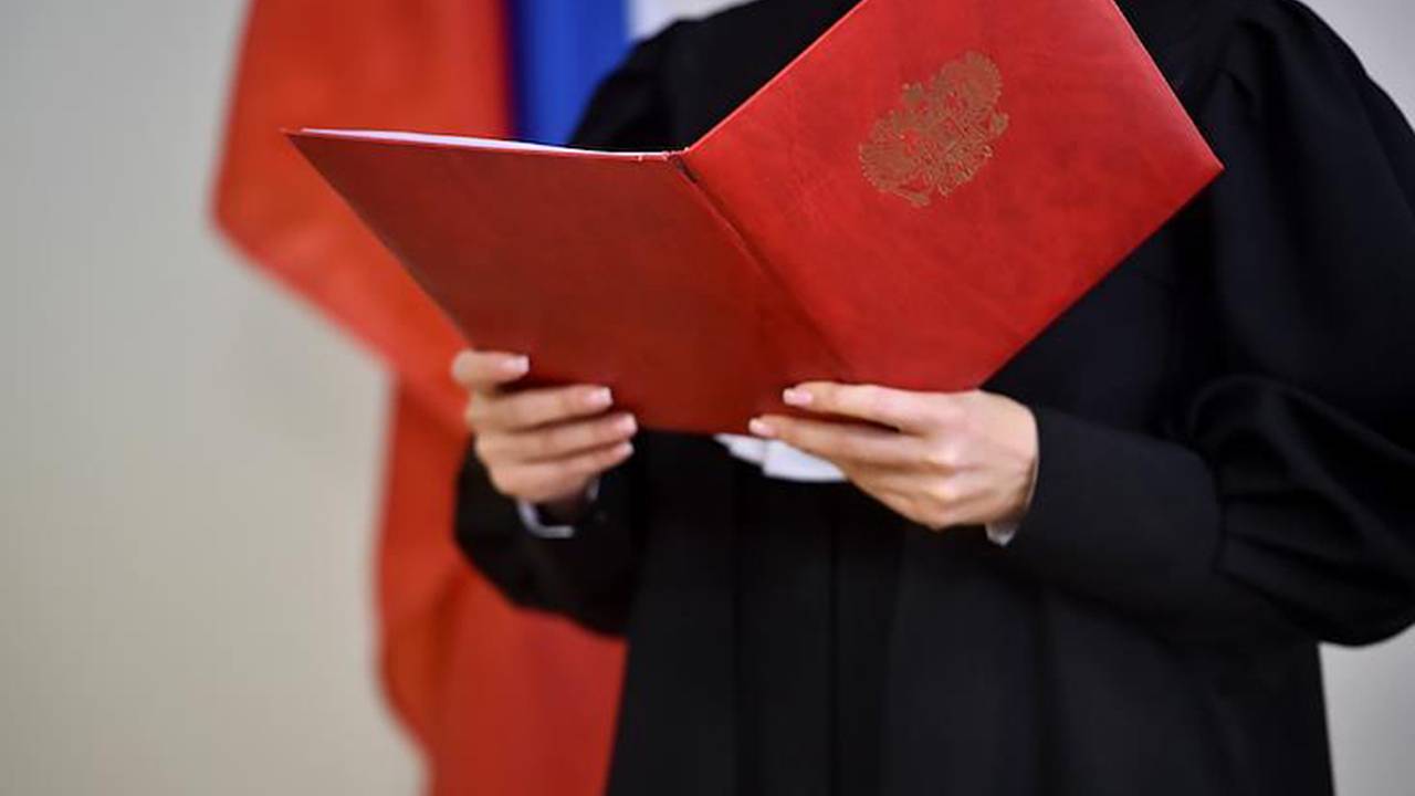 Мужчины привязали молодого человека к дереву в российской лесу и подожгли