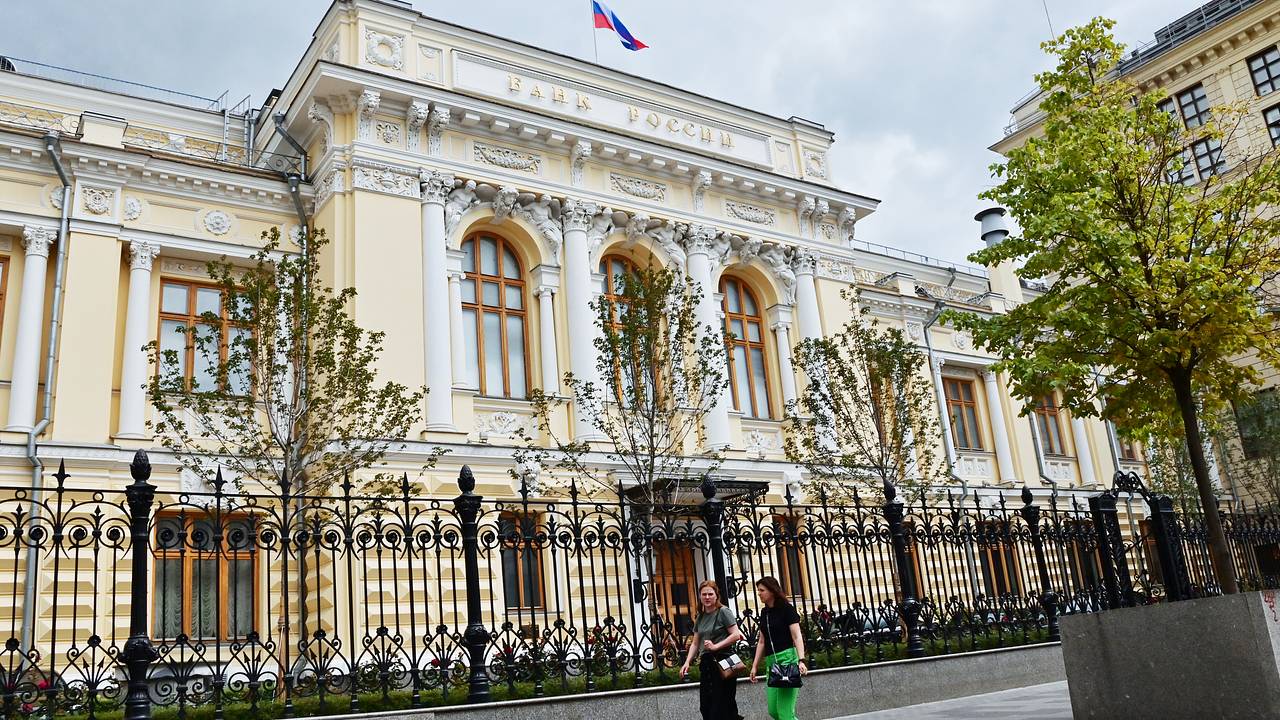 Банк России урежет закупку валюты в два раза