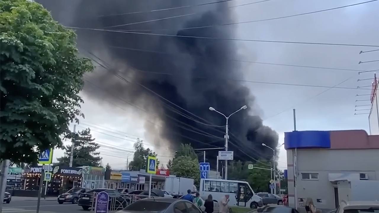 В российском городе загорелся склад лакокрасочных материалов