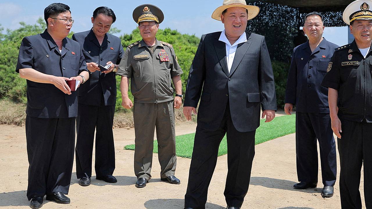 Ким Чен Ын в шляпе посмотрел на запуск стратегической ракеты