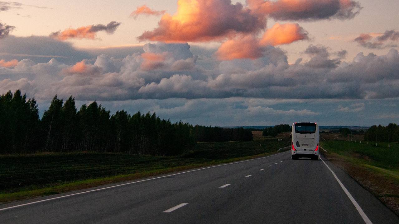Автобус с 28 пассажирами врезался в грузовик в Воронежской области
