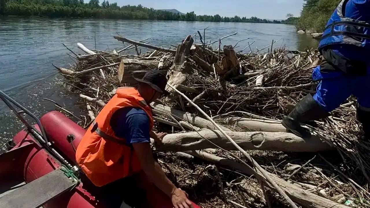 В Туве пропали две школьницы. На пятый день поисков волонтеры штурмовали дом по наводке ясновидящей, сказавшей, что дети там