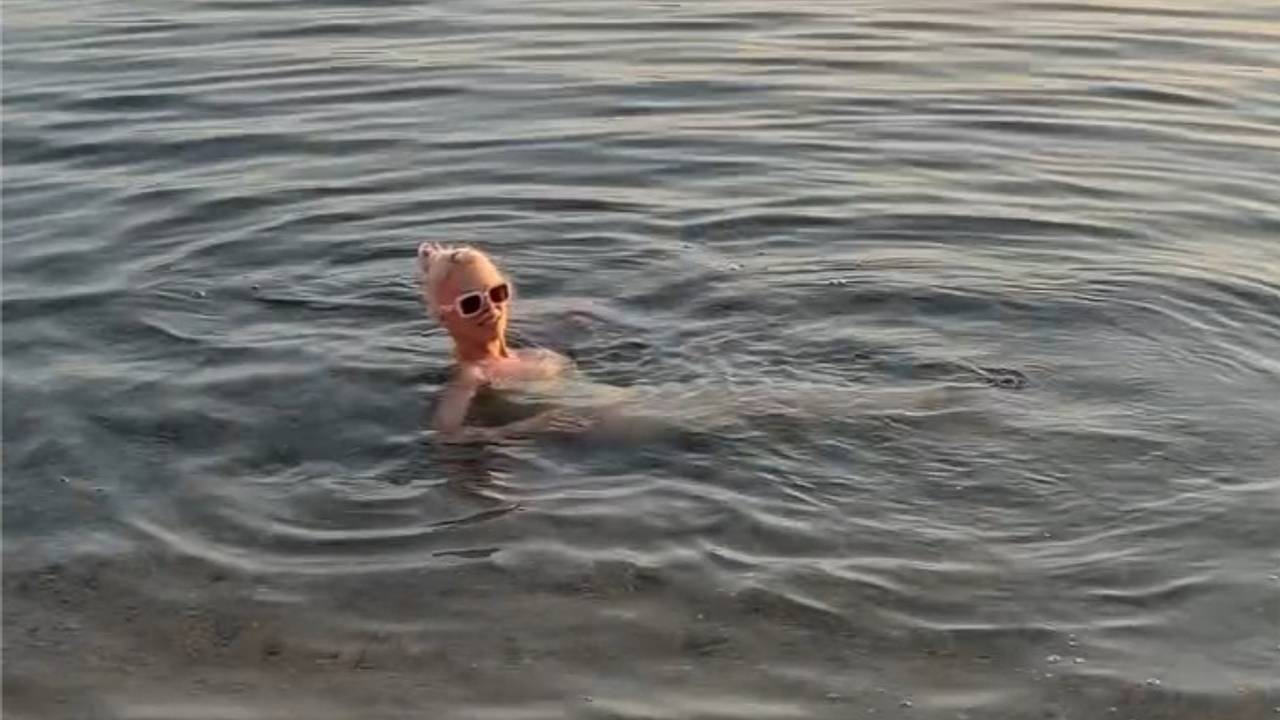 59-летняя Памела Андерсон в купальнике поплавала в Средиземном море