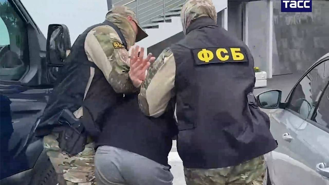 Отправитель парфюмерных наборов с бомбами участникам СВО попал на видео