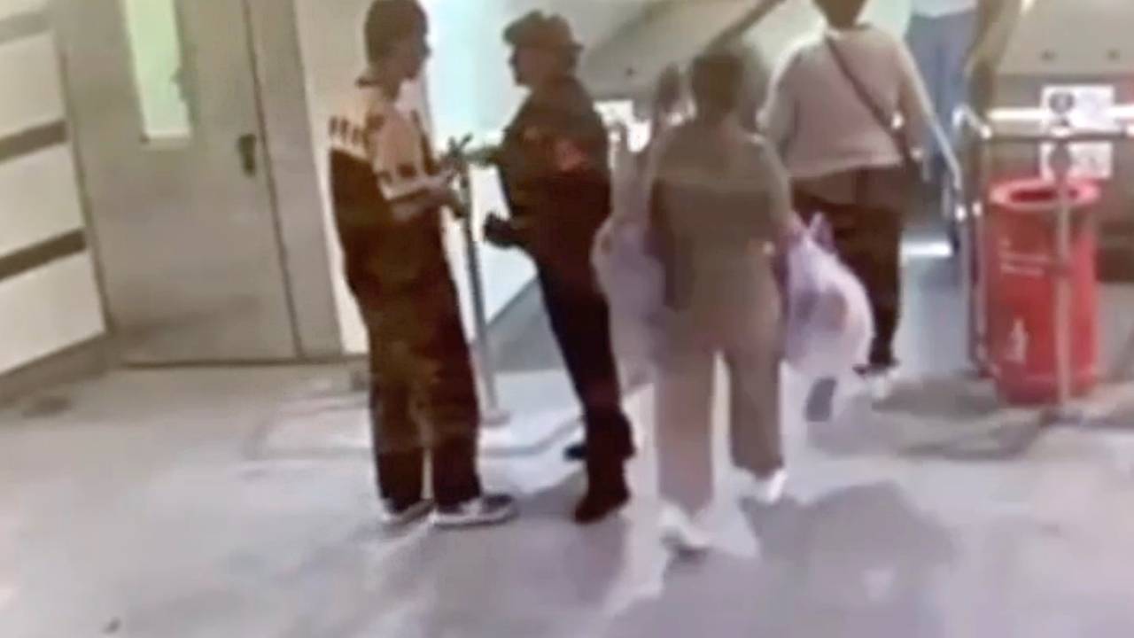Нападение на контролера в московском метро попало на видео