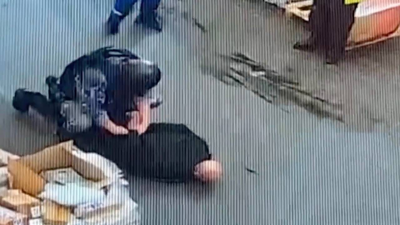 Гонявшийся с ножом за коллегой в российском строительном гипермаркете попал на видео