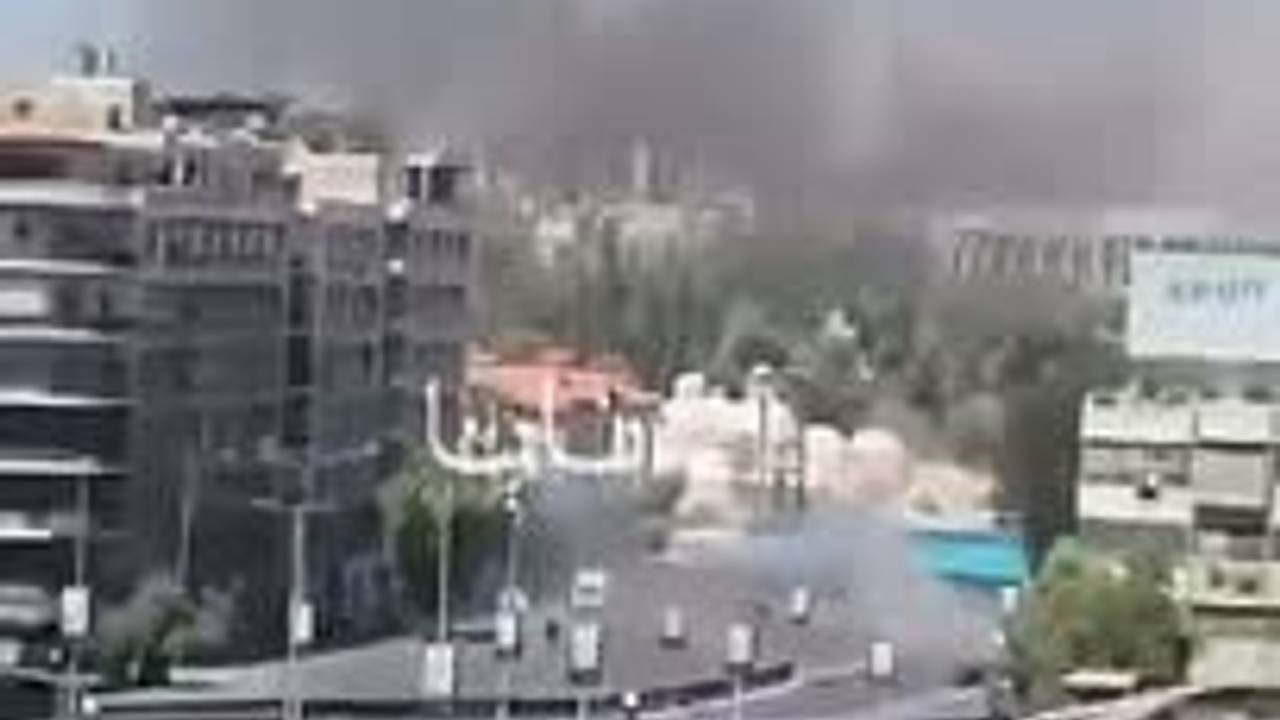 Появилось видео взрыва рядом с отелем Макрона в Дамаске Появилось видео взрыва рядом с отелем Макрона в Дамаске