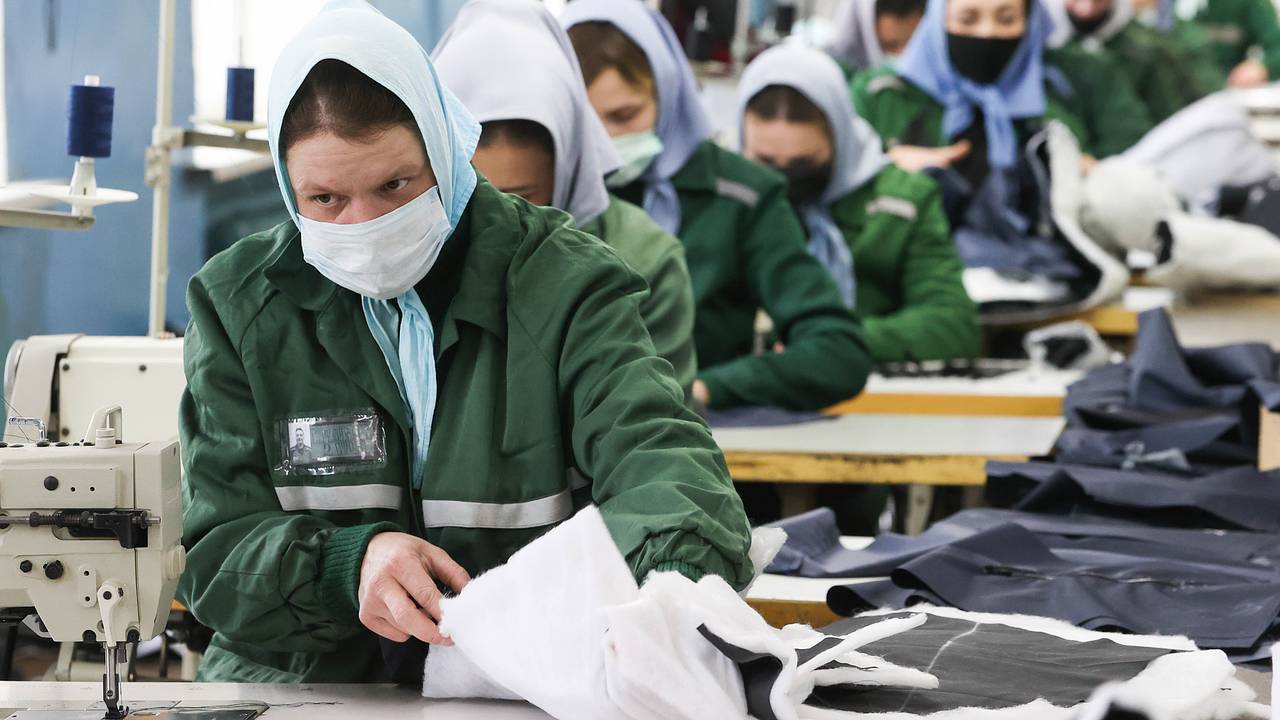 Женщина с огромным ножом среди юных россиян-велосипедистов попала на видео