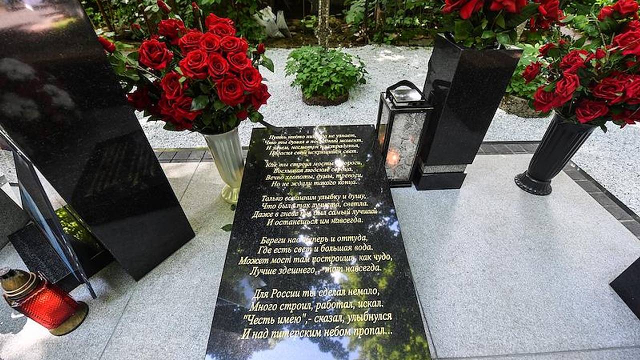 На памятнике покончившего с собой Старовойта появились стихи про честь