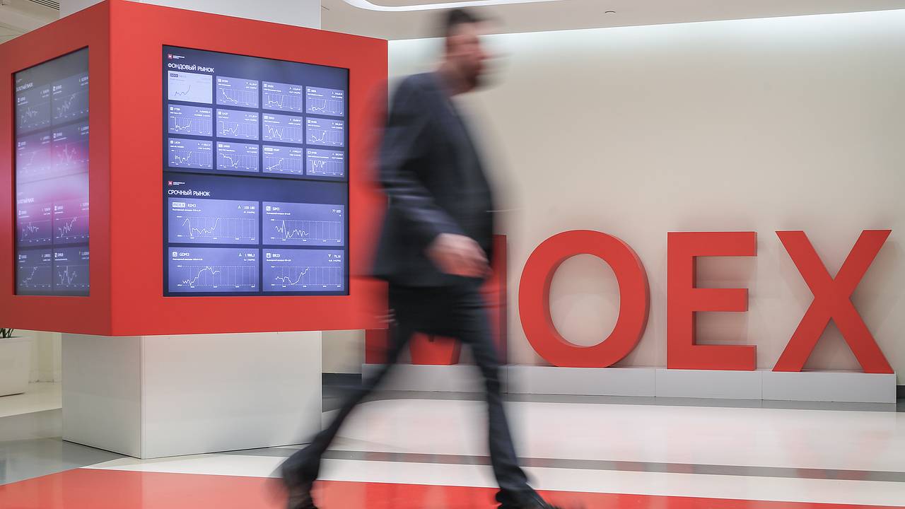 Падение российского фондового рынка объяснили советским анекдотом Падение российского фондового рынка объяснили советским анекдотом