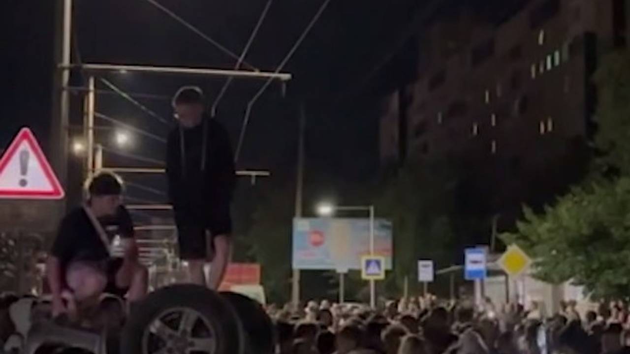 Во Львове вспыхнул бунт против ТЦК. Толпа людей под крики «Позор!» перевернула автомобиль военкомов