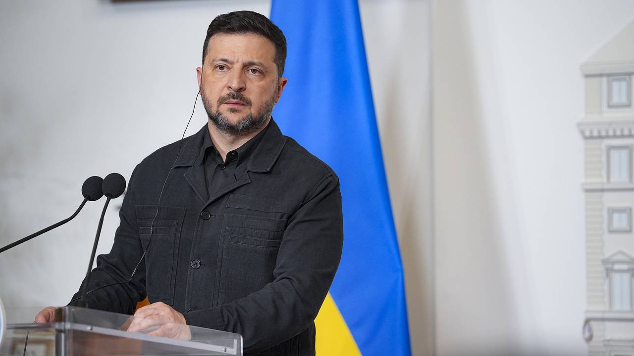 Зеленскому задали неудобный вопрос из-за фото на фоне завалов