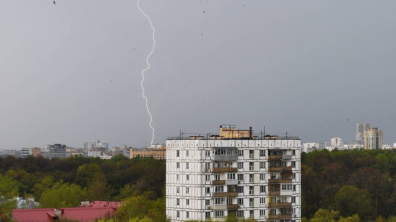Прохожие пострадали в Москве от удара молнии
