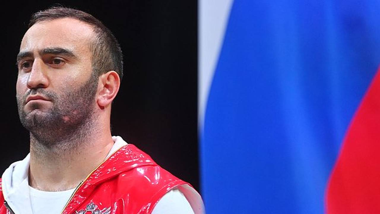 Боксер Гассиев защитил титул чемпиона мира WBA
