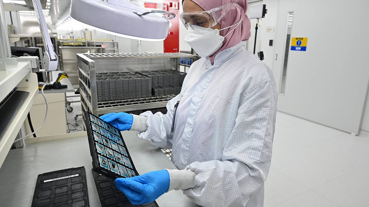 Intel вложится в ирландский завод на фоне подскочившего спроса на чипы для ИИ