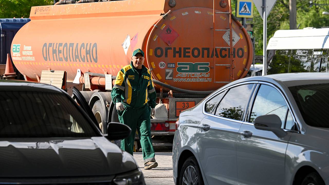 Путин рассказал о работе по стабилизации топливной ситуации в Крыму