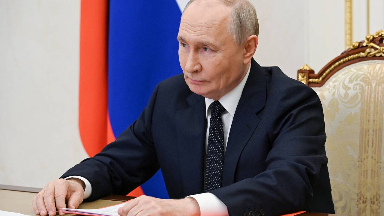 Путин поручил доложить о сроках переезда сотрудников госкомпаний в регионы